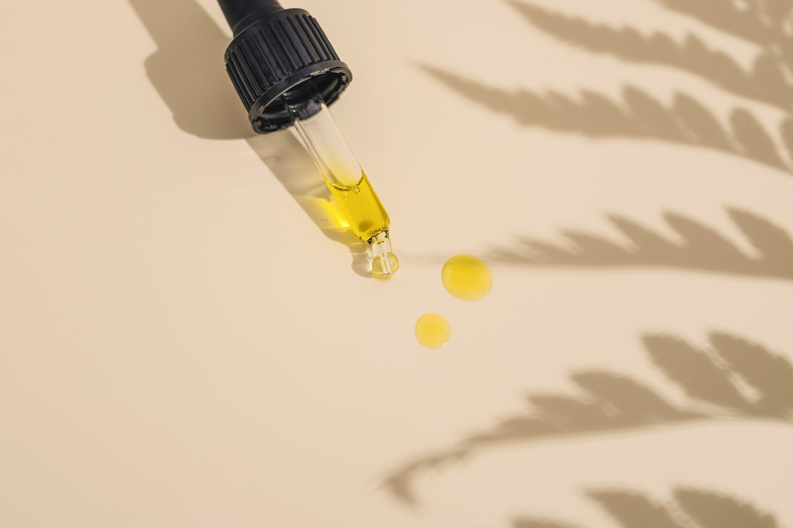 Flacon d'huile CBD avec pipette et feuilles de cannabis en ombre — fin des produits CBD ingérables en France